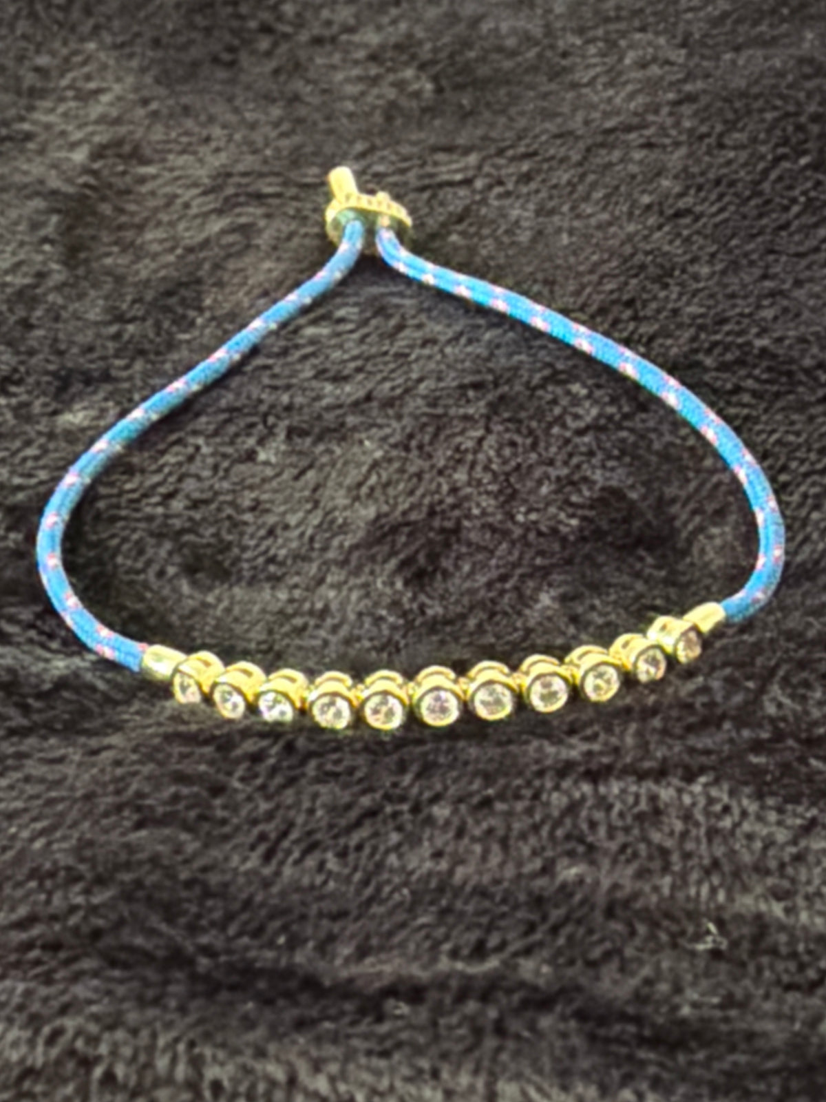 Elegantes schwarzes Armband mit goldfarbenen Details