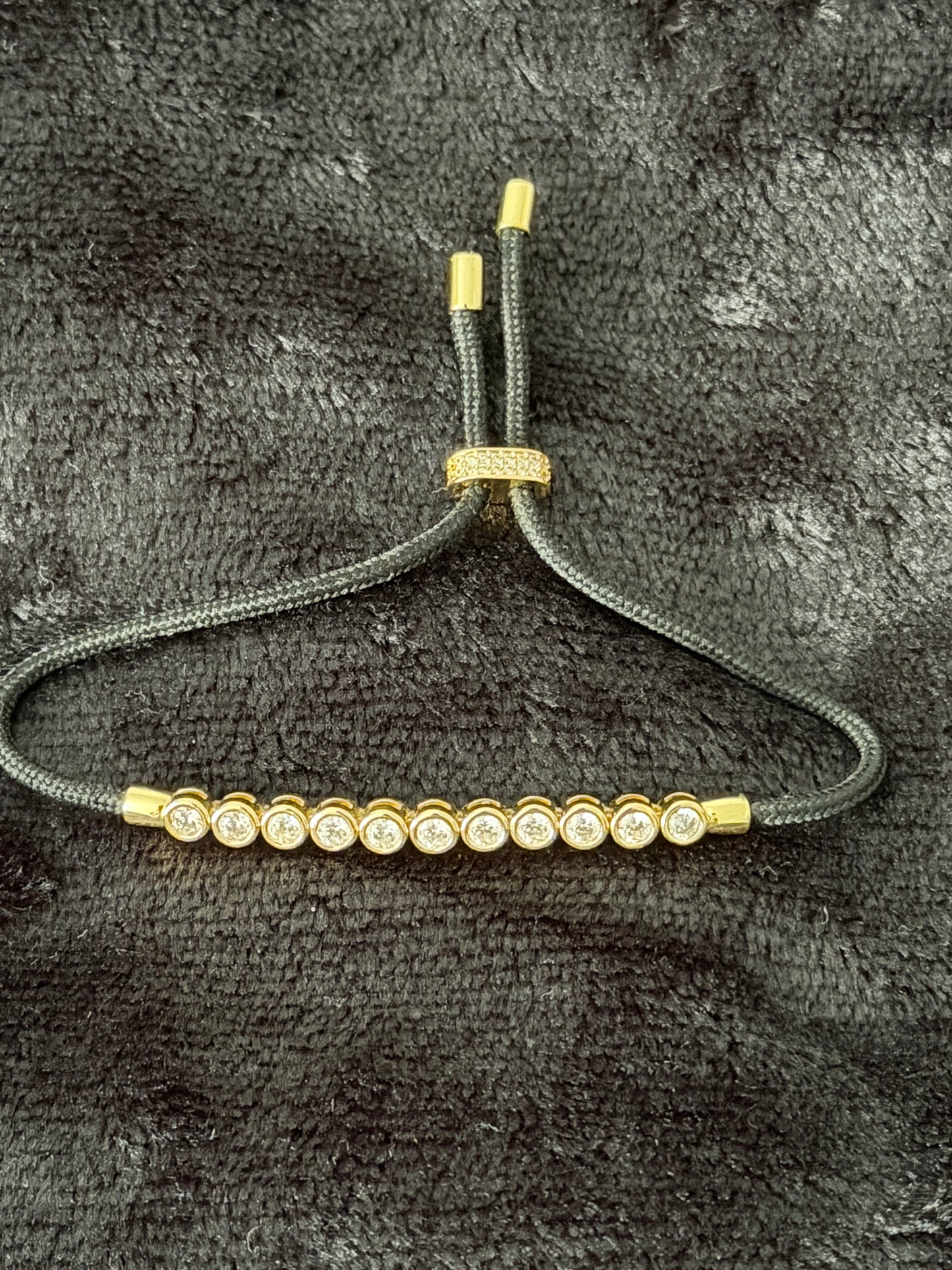 Elegantes schwarzes Armband mit goldfarbenen Details