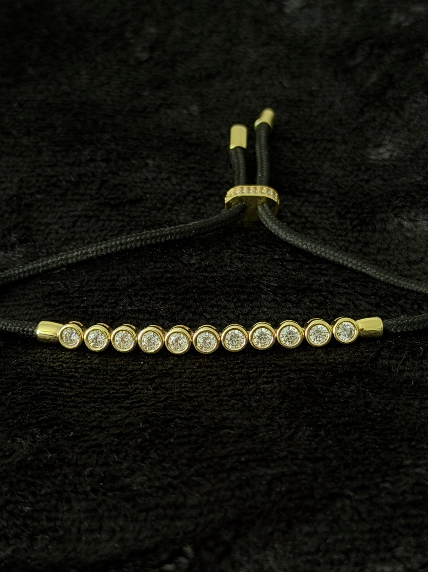 Elegantes schwarzes Armband mit goldfarbenen Details