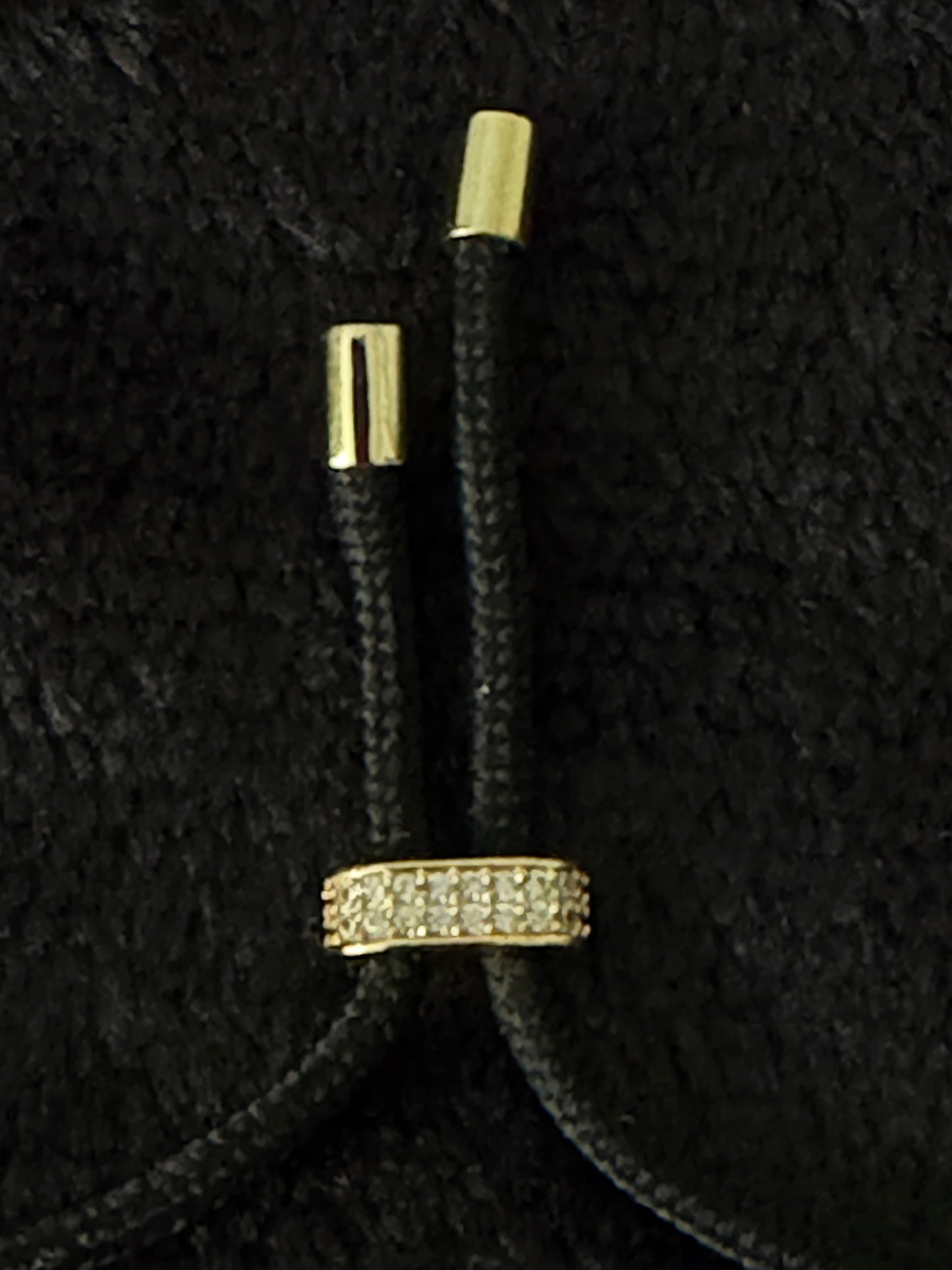 Elegantes schwarzes Armband mit goldfarbenen Details