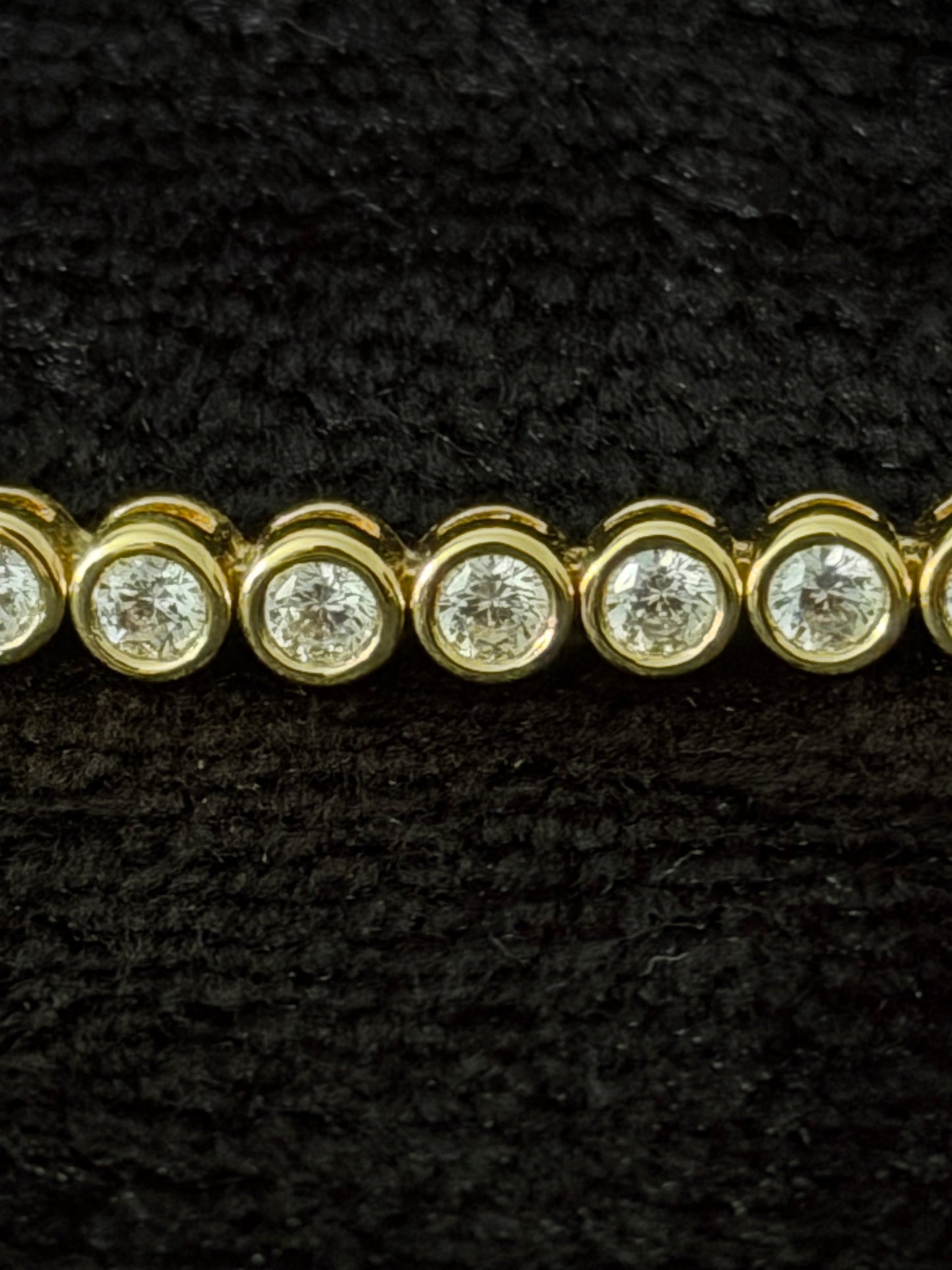 Elegantes schwarzes Armband mit goldfarbenen Details