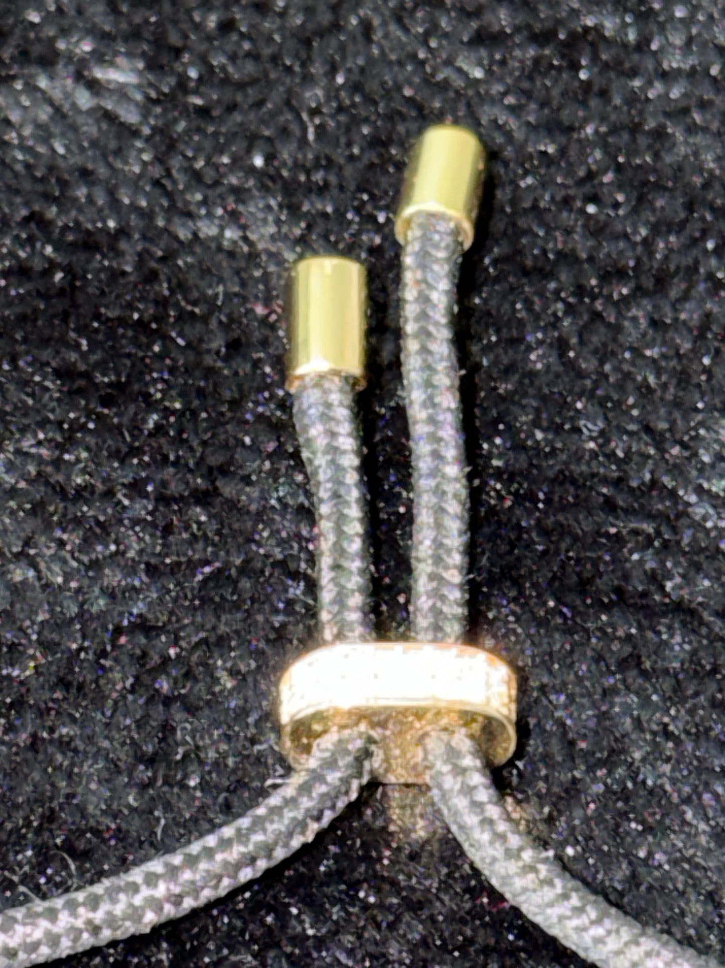 Elegantes schwarzes Armband mit goldfarbenen Details