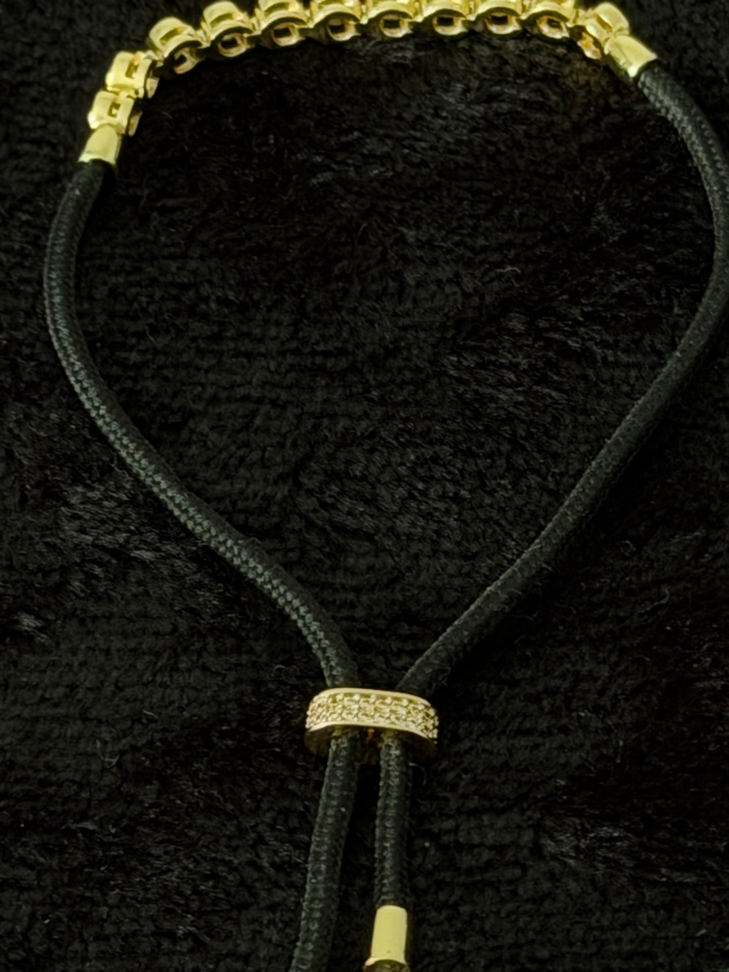 Elegantes schwarzes Armband mit goldfarbenen Details