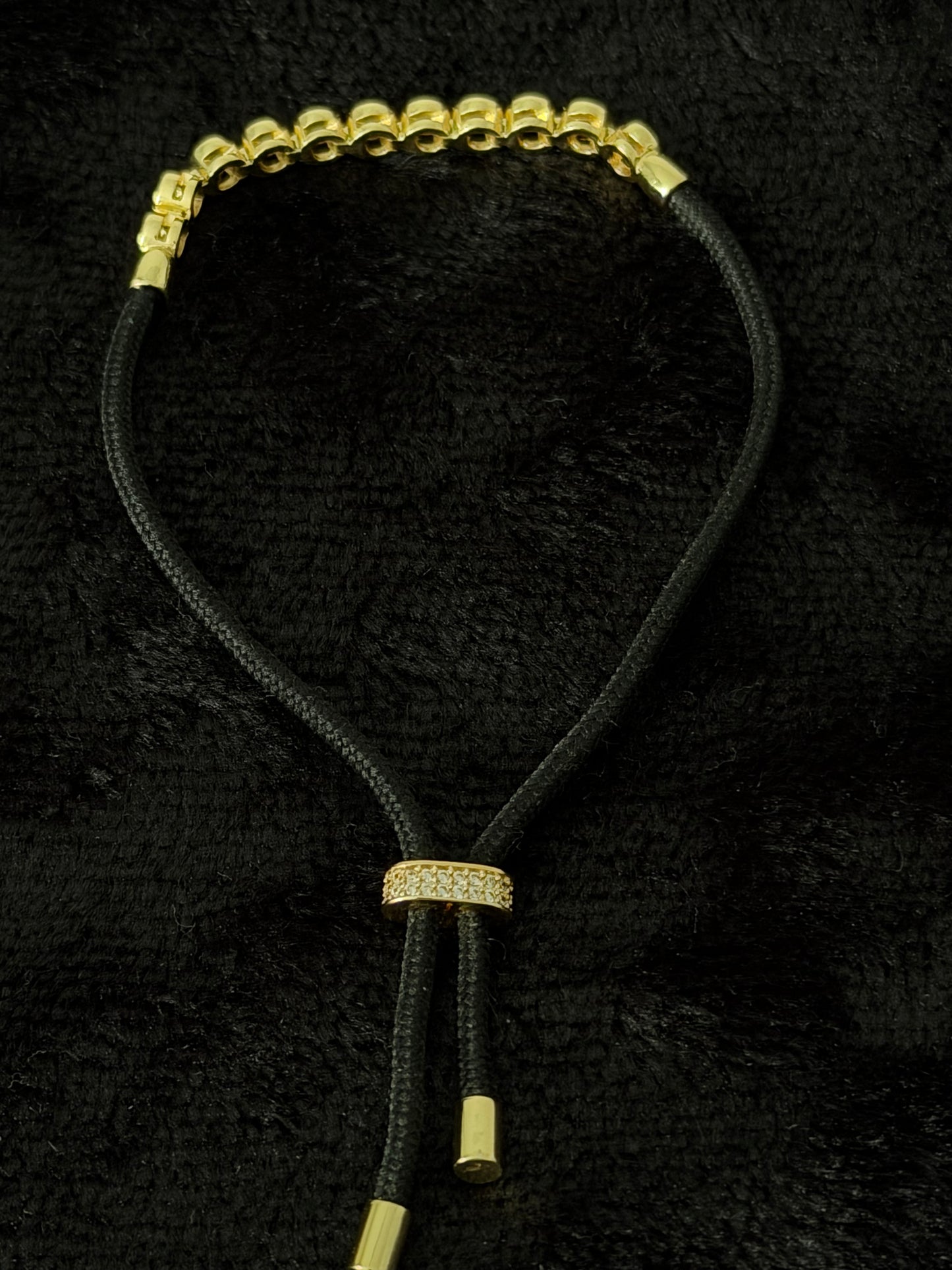 Elegantes schwarzes Armband mit goldfarbenen Details