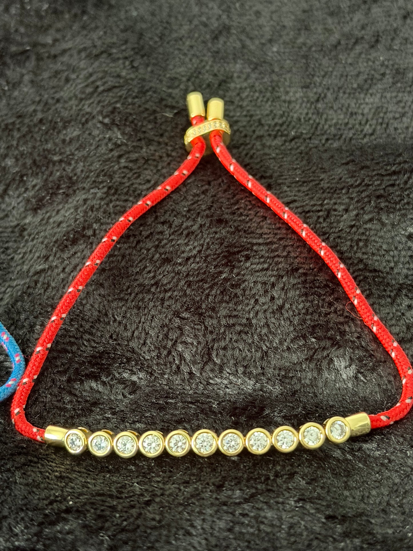 Elegantes schwarzes Armband mit goldfarbenen Details